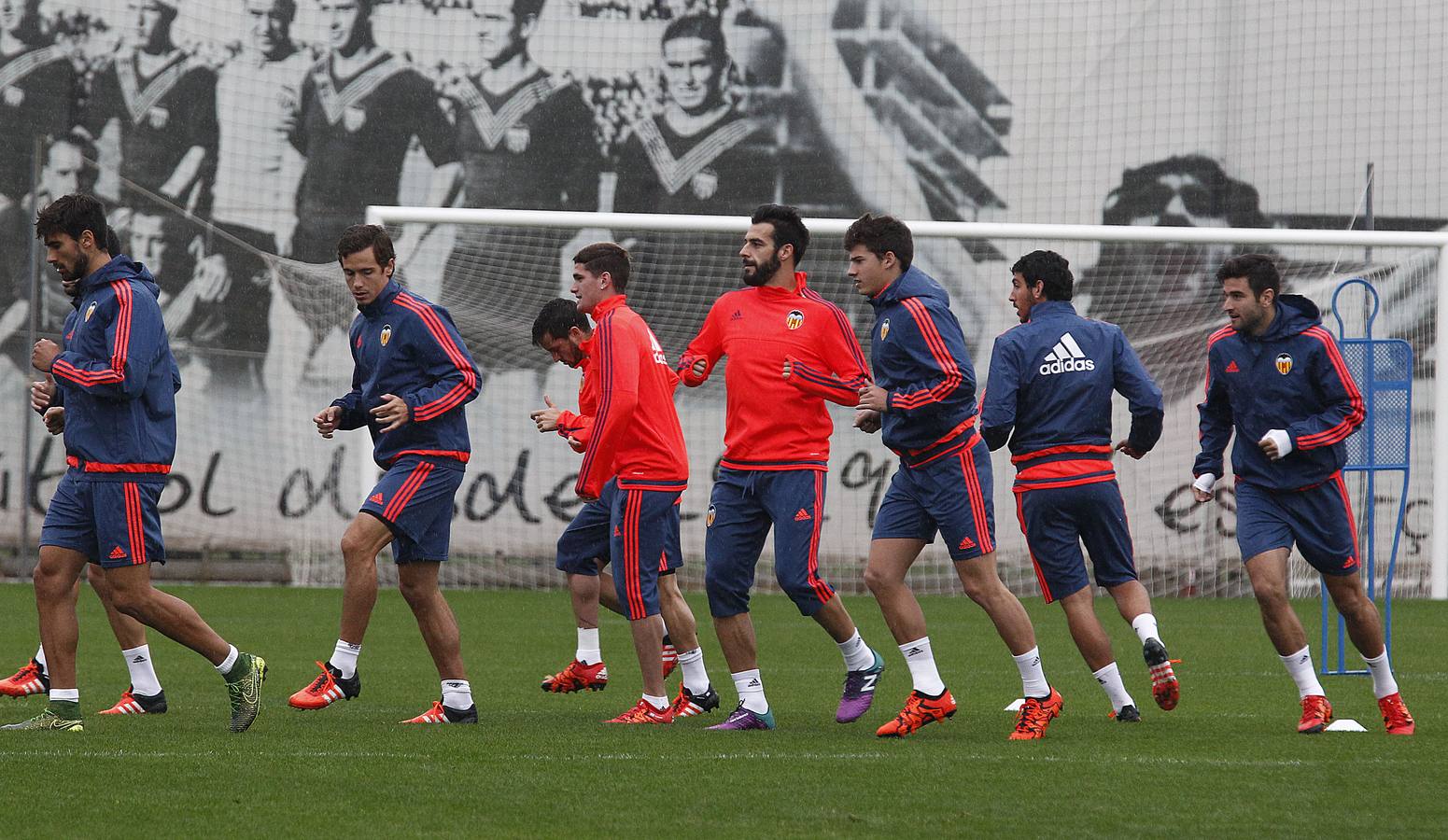 Entrenamiento del Valencia bajo la lluvia