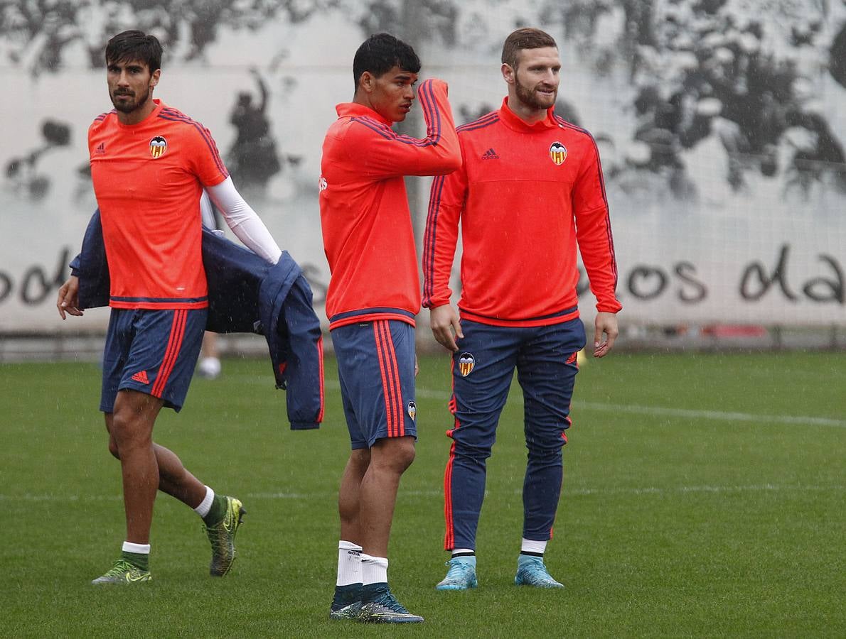 Entrenamiento del Valencia bajo la lluvia