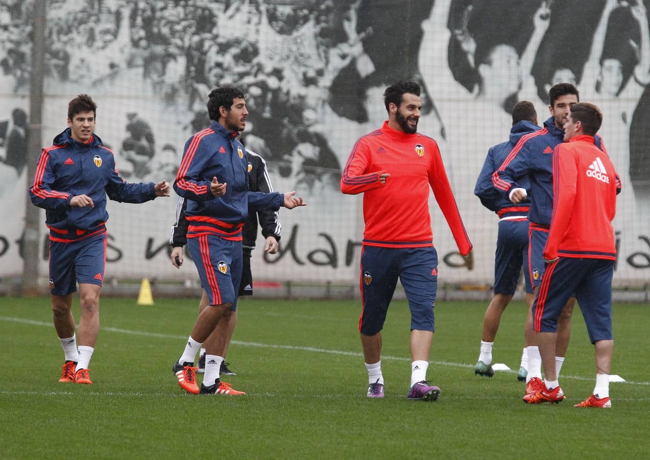 Entrenamiento del Valencia bajo la lluvia