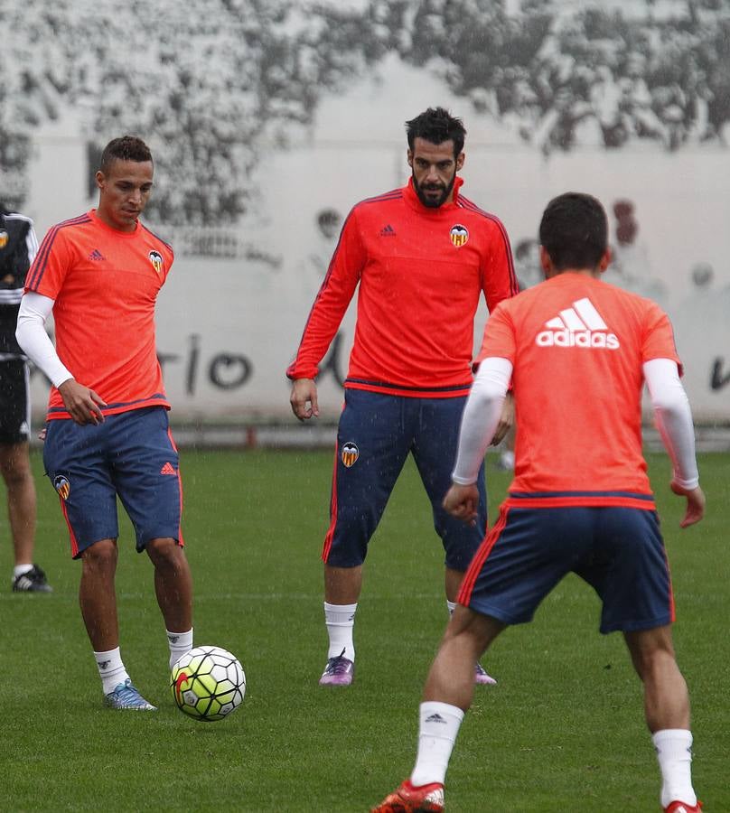 Entrenamiento del Valencia bajo la lluvia