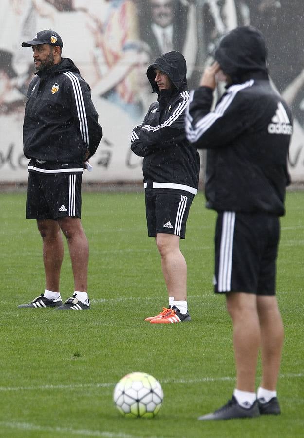 Entrenamiento del Valencia bajo la lluvia