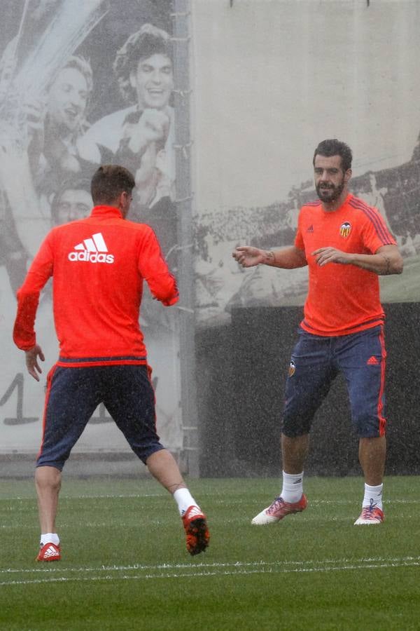 El Valencia ya prepara el derbi sin los titulares