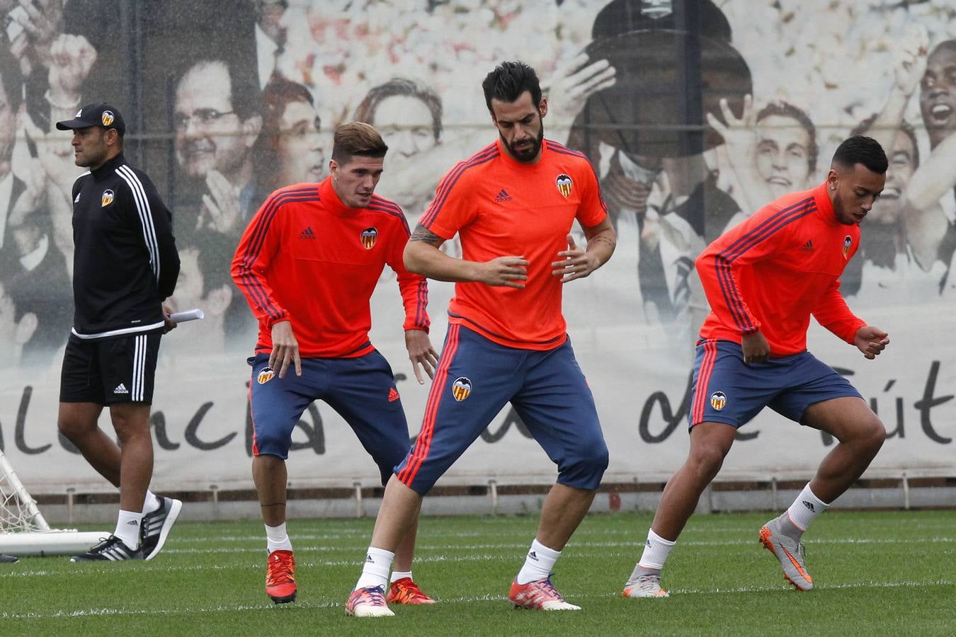 El Valencia ya prepara el derbi sin los titulares