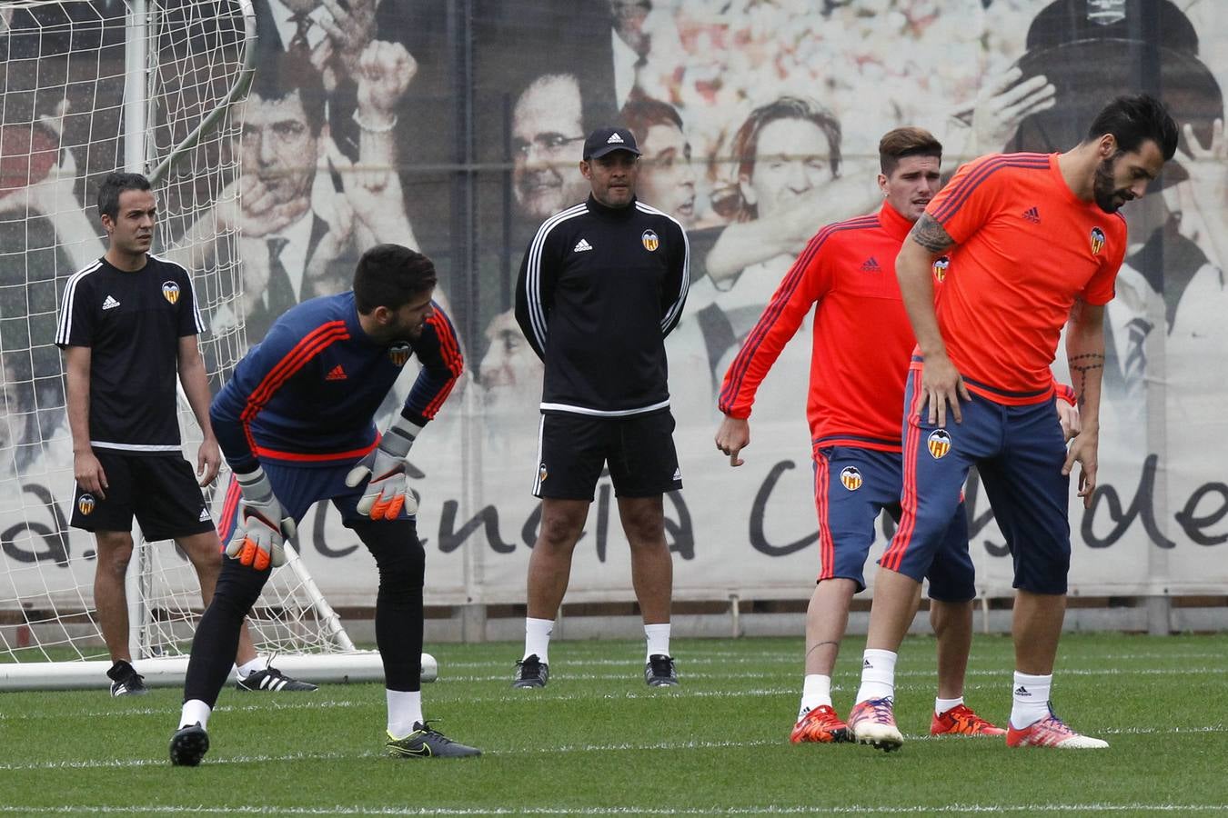 El Valencia ya prepara el derbi sin los titulares