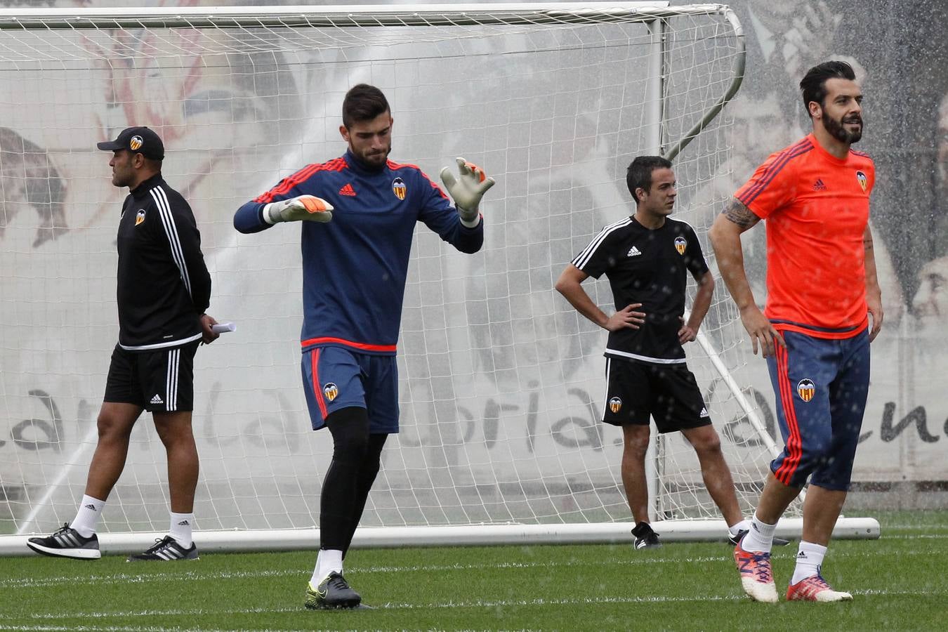 El Valencia ya prepara el derbi sin los titulares