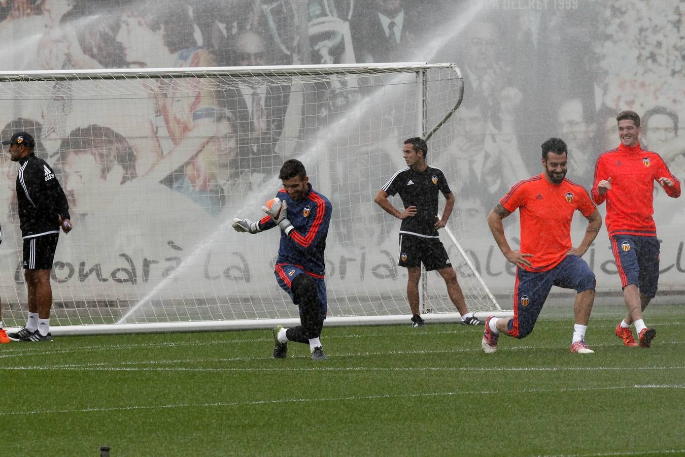 El Valencia ya prepara el derbi sin los titulares