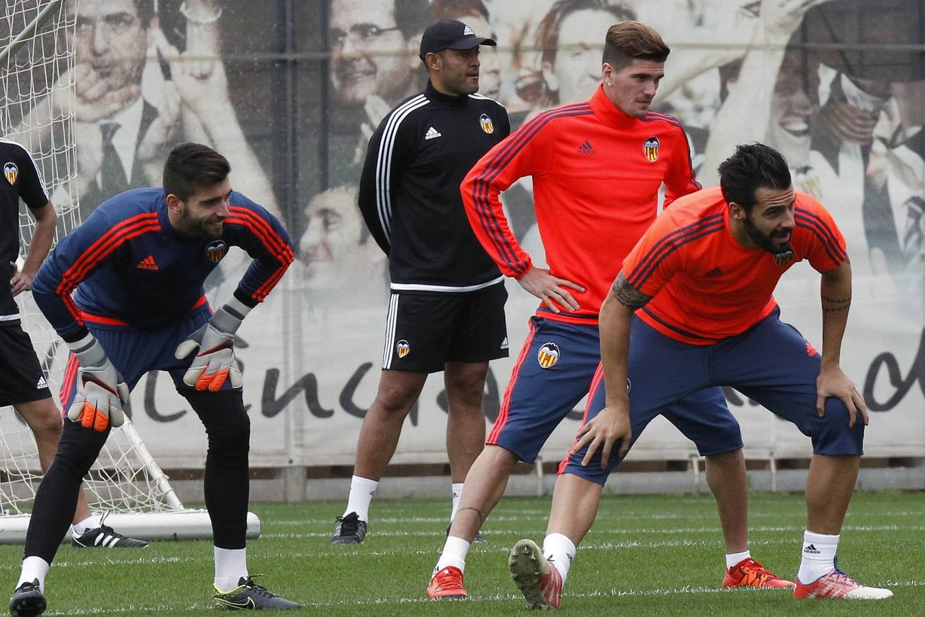 El Valencia ya prepara el derbi sin los titulares