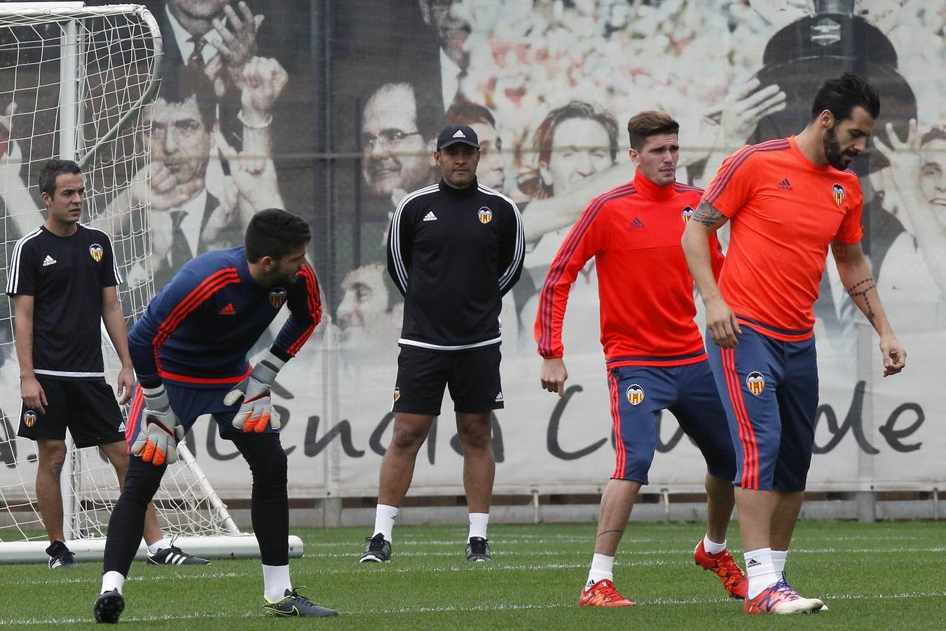 El Valencia ya prepara el derbi sin los titulares