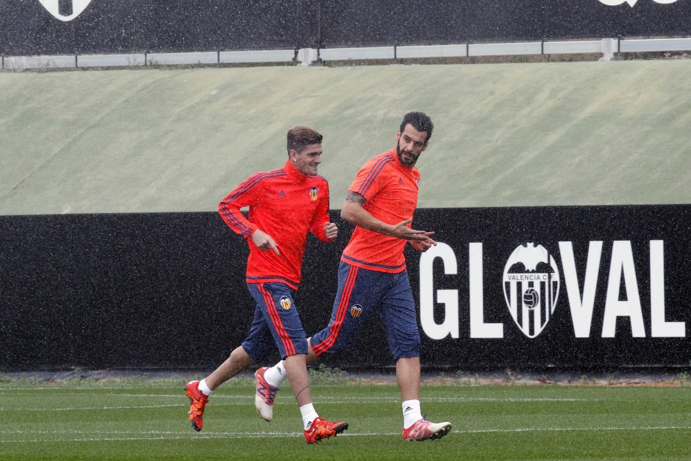 El Valencia ya prepara el derbi sin los titulares