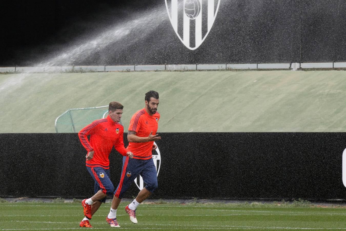 El Valencia ya prepara el derbi sin los titulares