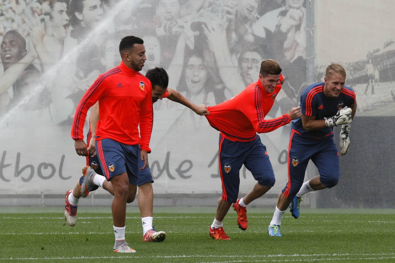 El Valencia ya prepara el derbi sin los titulares