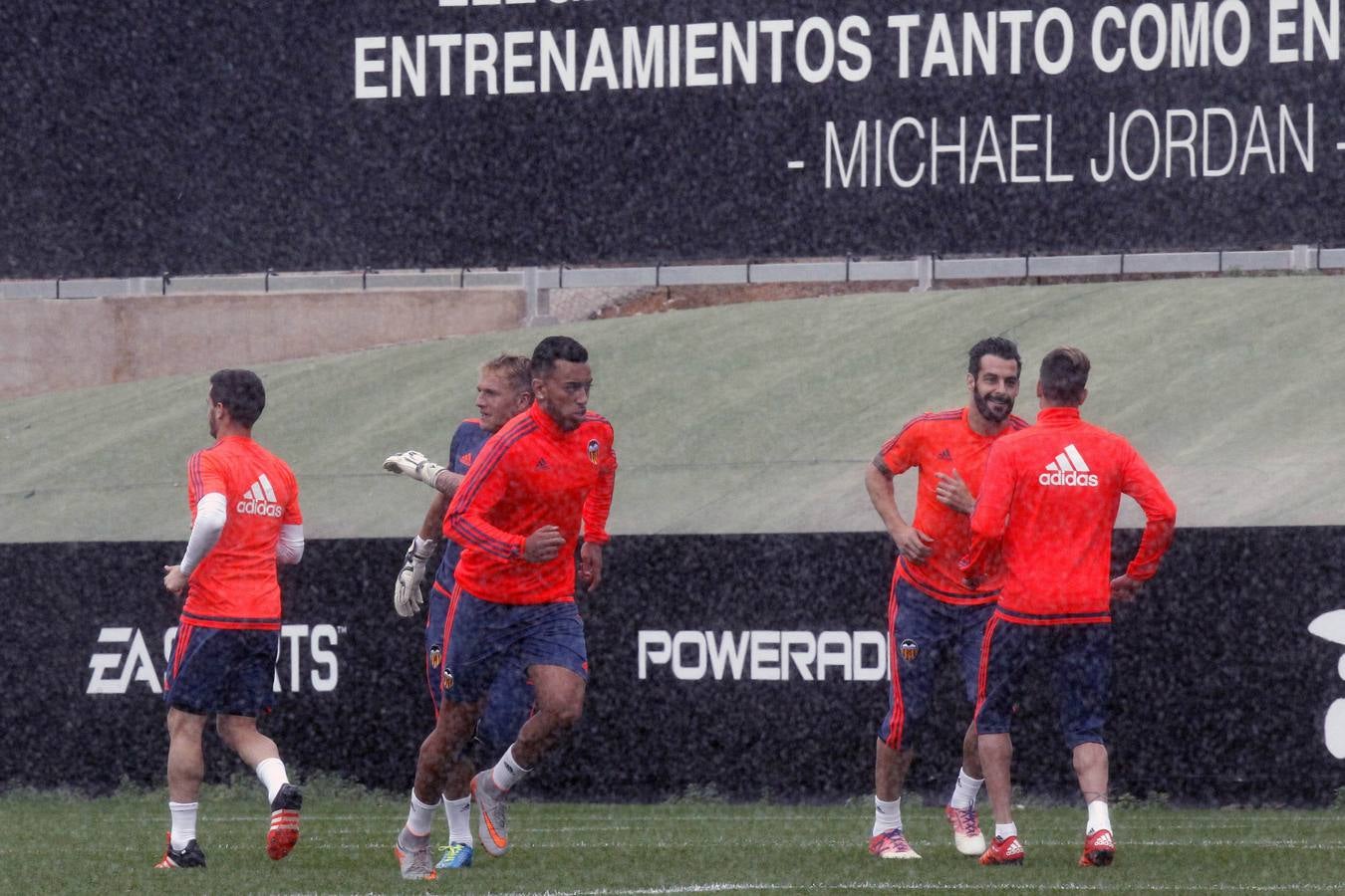 El Valencia ya prepara el derbi sin los titulares