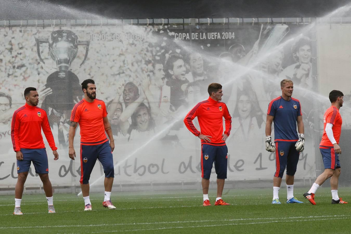 El Valencia ya prepara el derbi sin los titulares