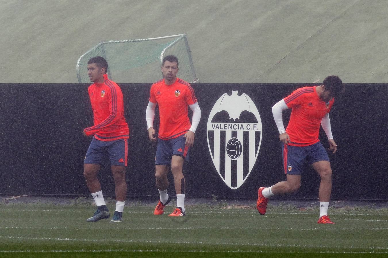 El Valencia ya prepara el derbi sin los titulares