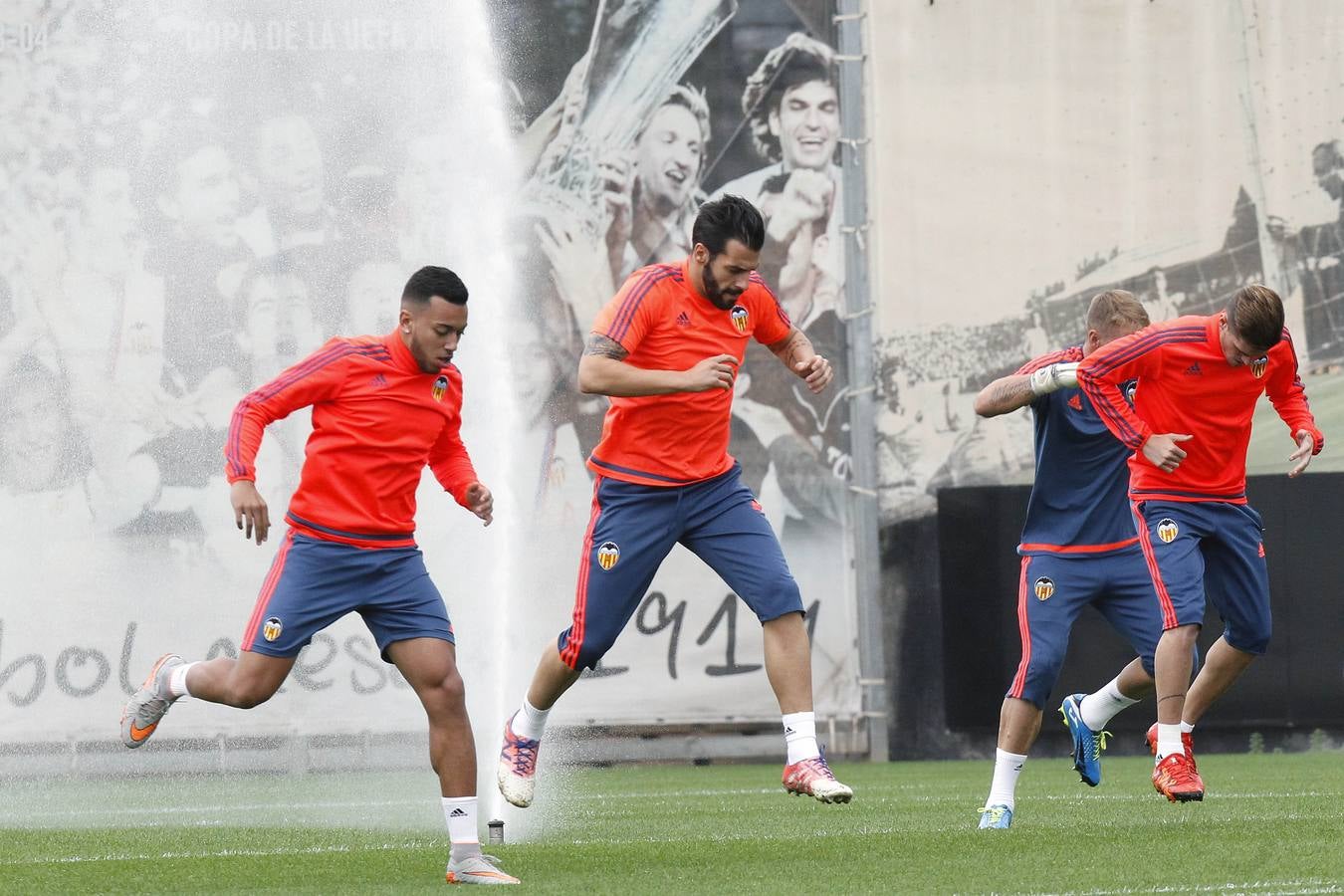 El Valencia ya prepara el derbi sin los titulares