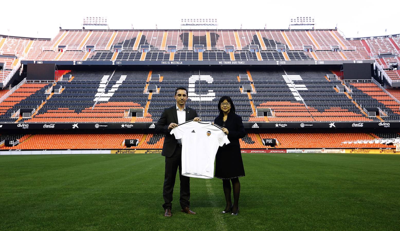 La presentación de Gary Neville como entrenador del Valencia, en imágenes