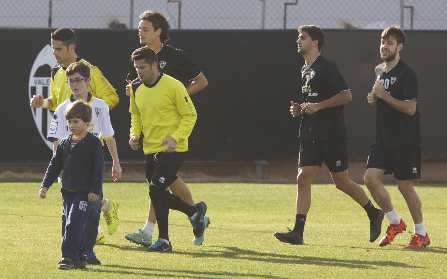 El Valencia y el Barakaldo entrenan en Paterna