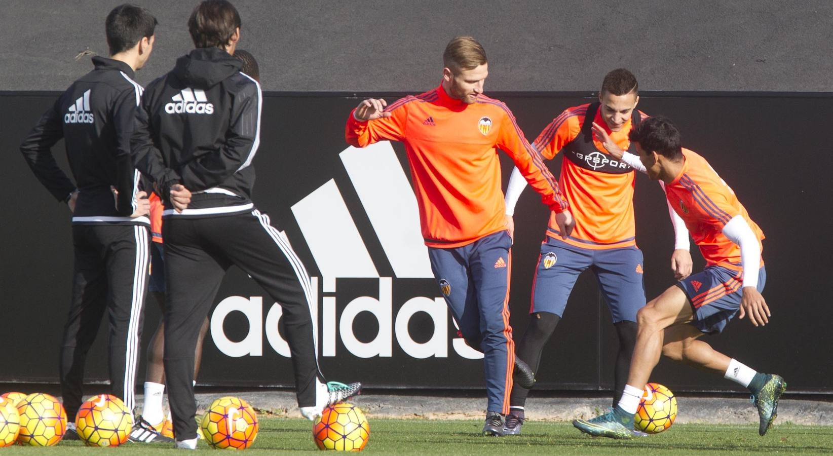 El Valencia y el Barakaldo entrenan en Paterna