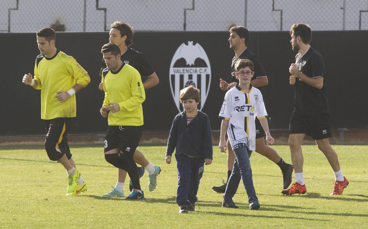 El Valencia y el Barakaldo entrenan en Paterna