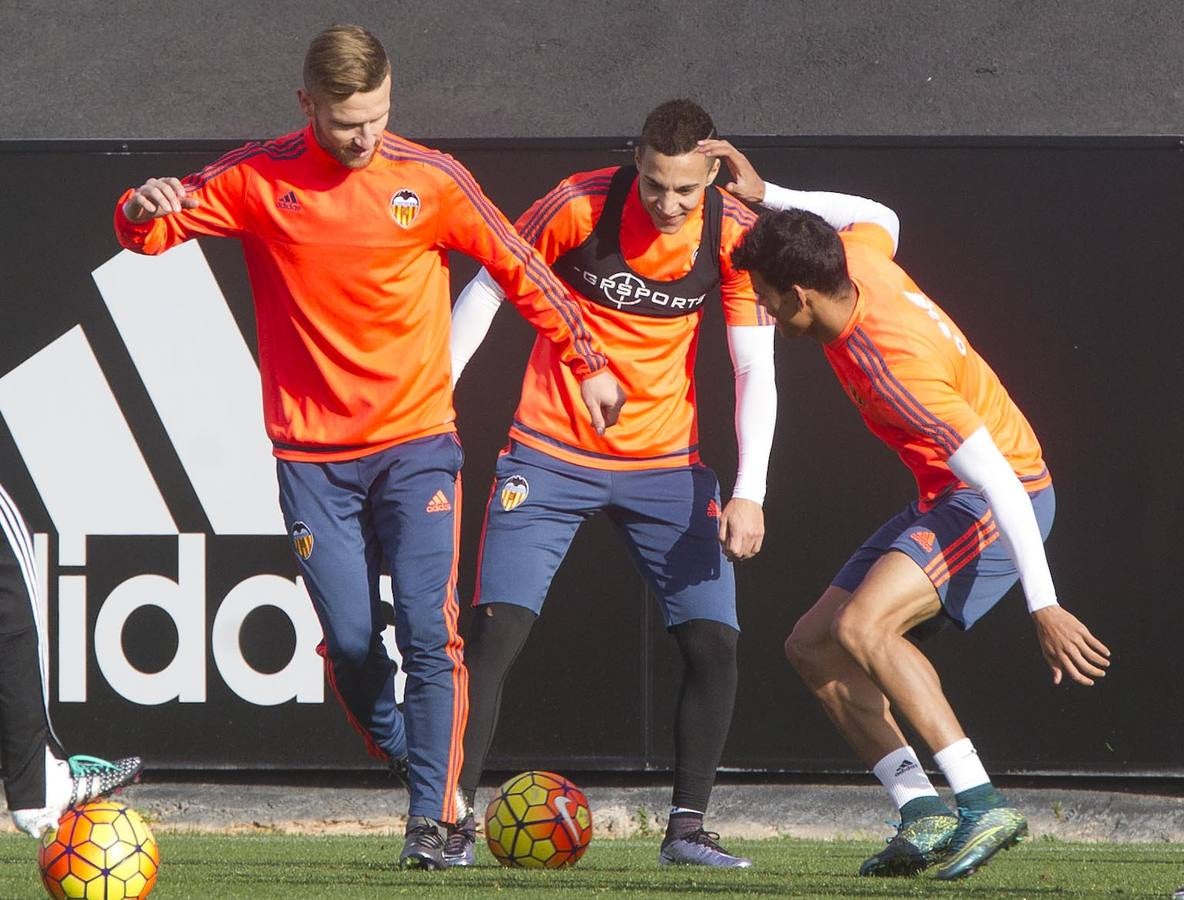 El Valencia y el Barakaldo entrenan en Paterna