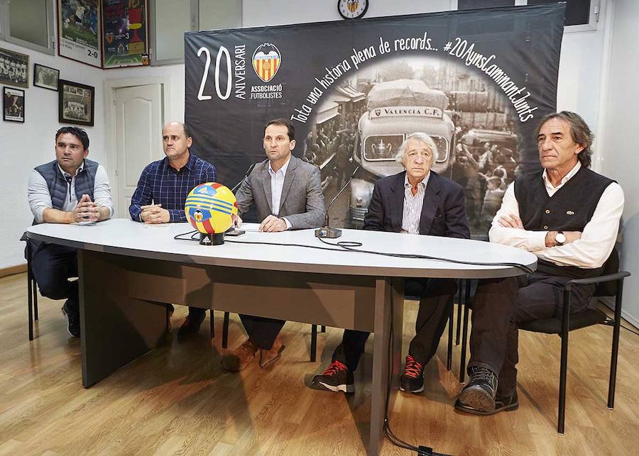 Los exfutbolistas del Valencia arropan a la plantilla