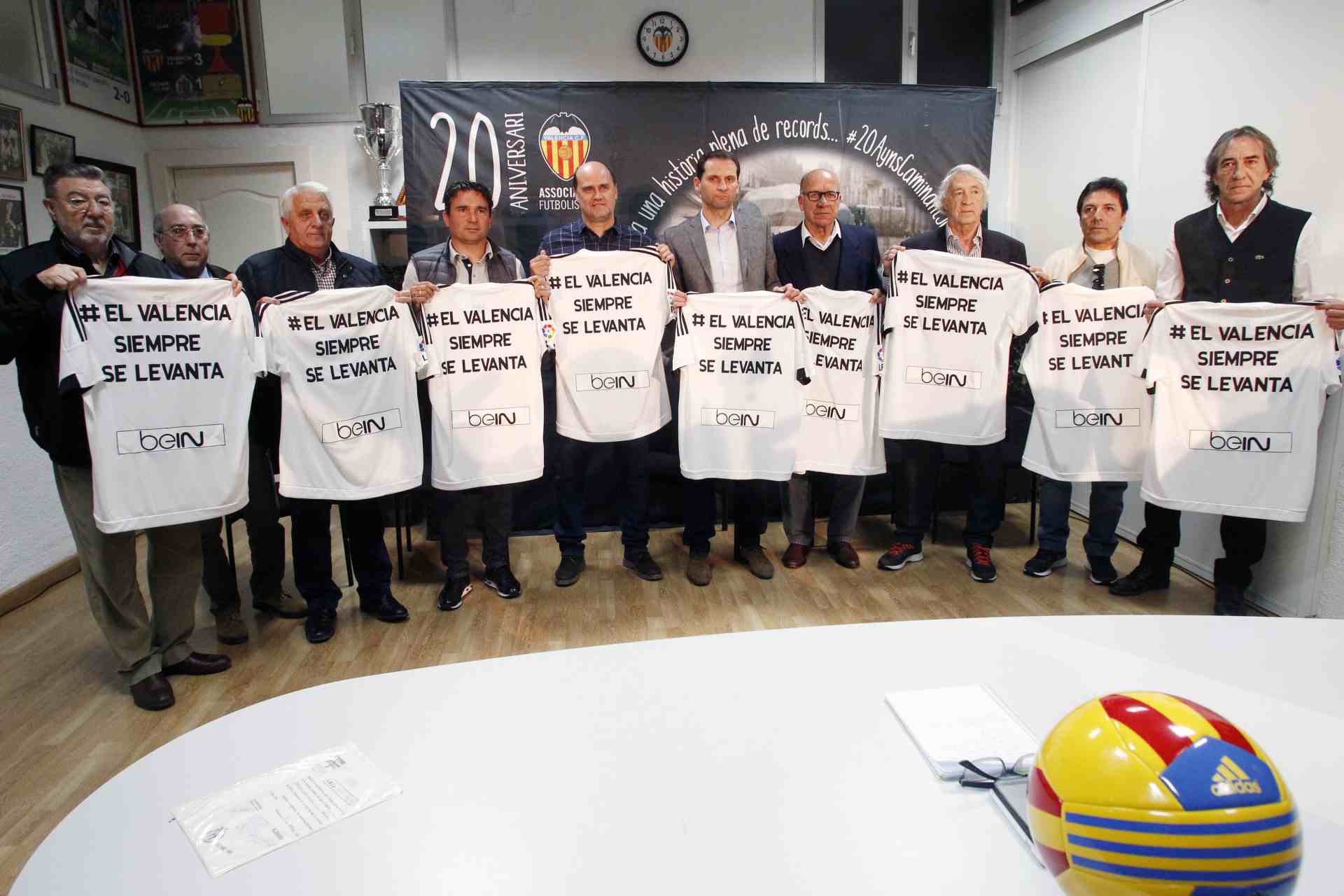 Los exfutbolistas del Valencia arropan a la plantilla