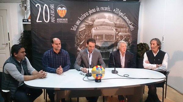 Los exfutbolistas del Valencia arropan a la plantilla