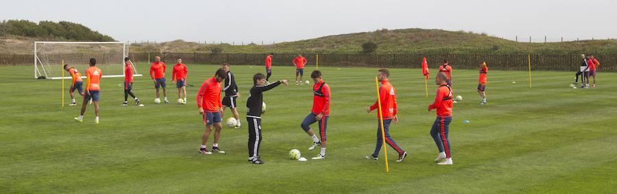 Entrenamiento del Valencia CF en el parador nacional de El Saler