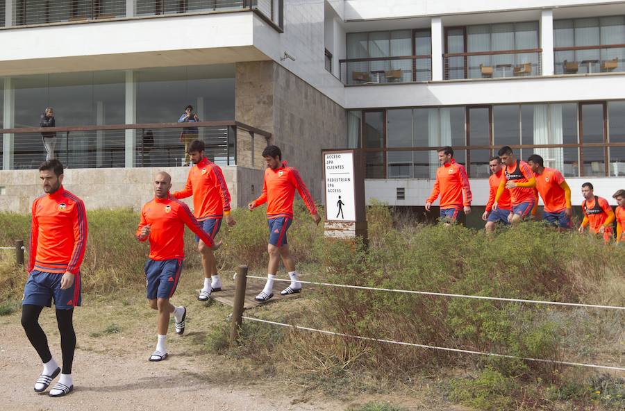 Entrenamiento del Valencia CF en el parador nacional de El Saler