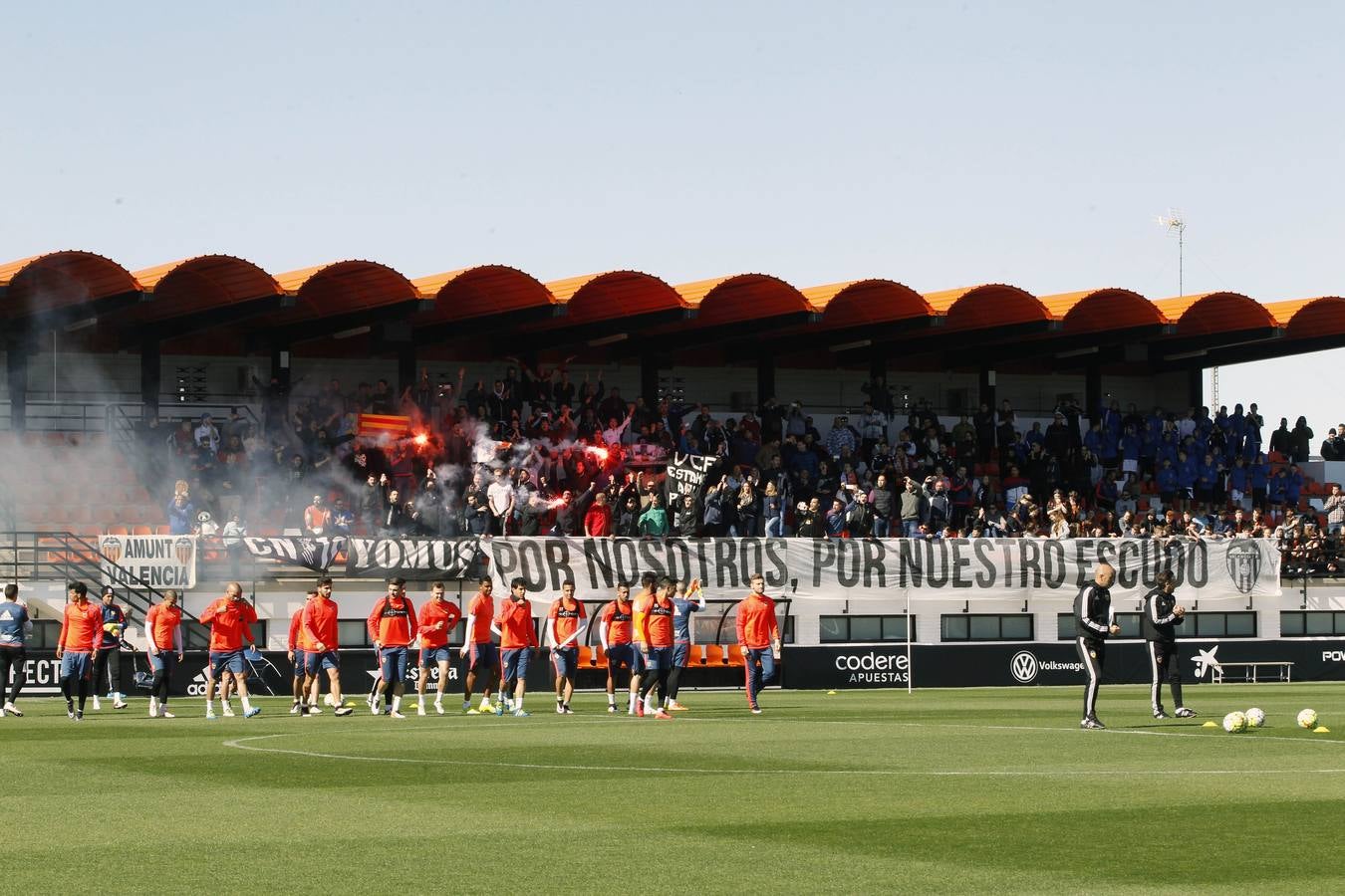 El entrenamiento del Valencia a puerta abierta, en imágenes