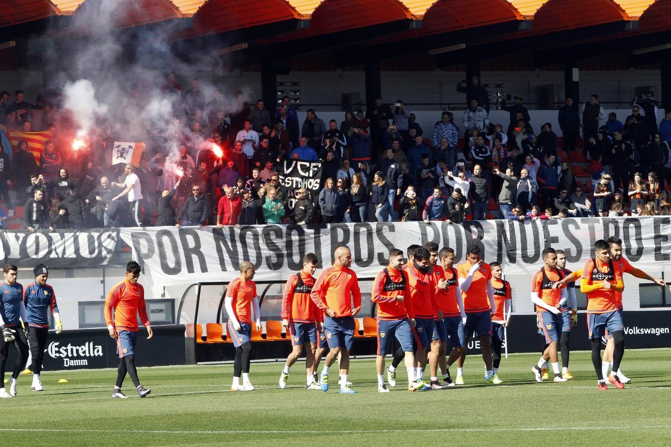 El entrenamiento del Valencia a puerta abierta, en imágenes