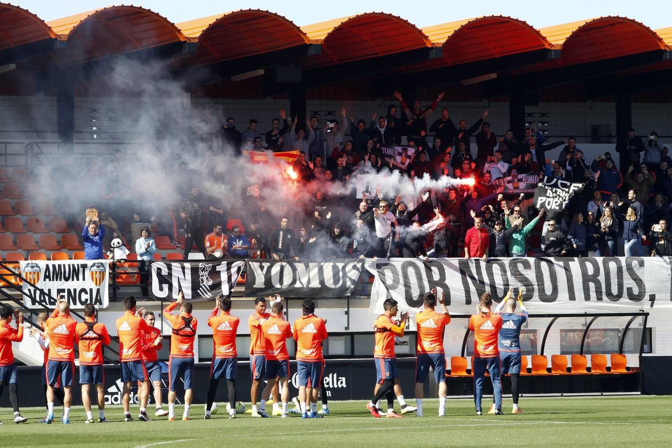 El entrenamiento del Valencia a puerta abierta, en imágenes