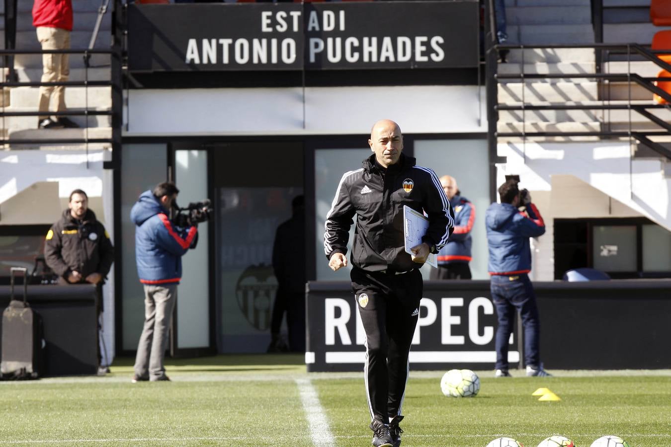 El entrenamiento del Valencia a puerta abierta, en imágenes