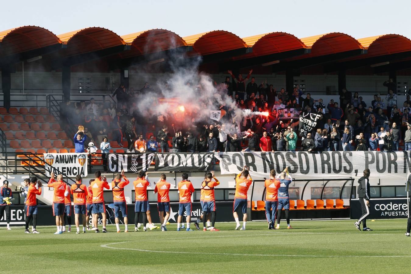 El entrenamiento del Valencia a puerta abierta, en imágenes