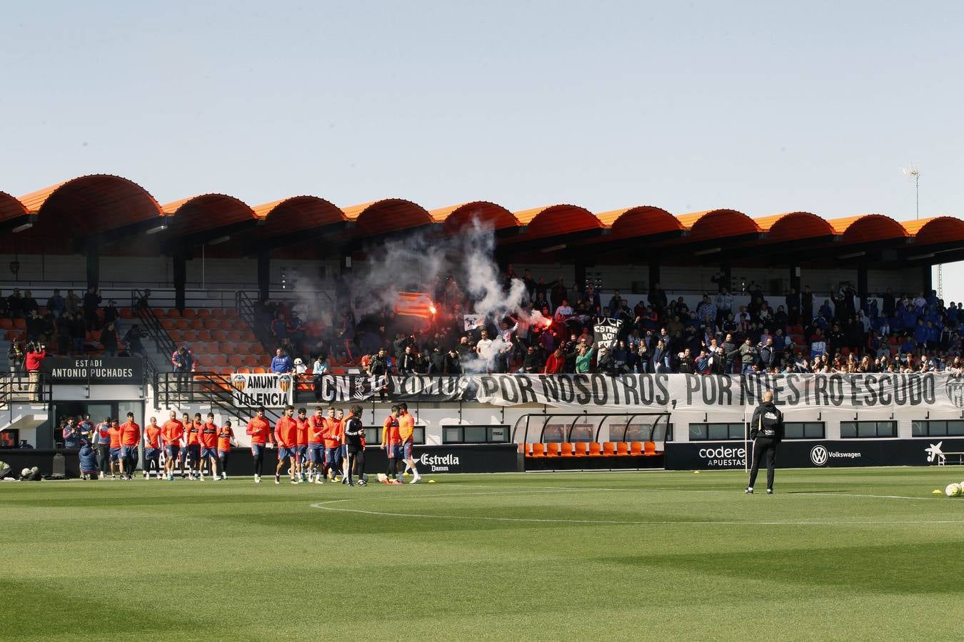 El entrenamiento del Valencia a puerta abierta, en imágenes