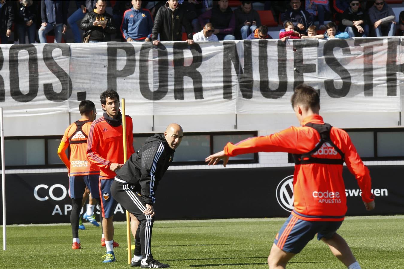 El entrenamiento del Valencia a puerta abierta, en imágenes