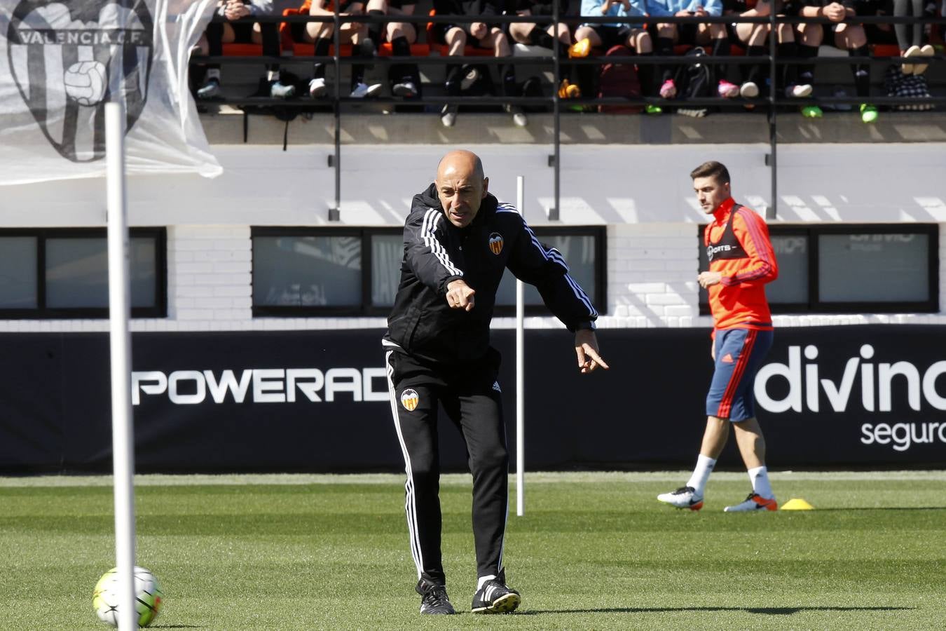 El entrenamiento del Valencia a puerta abierta, en imágenes