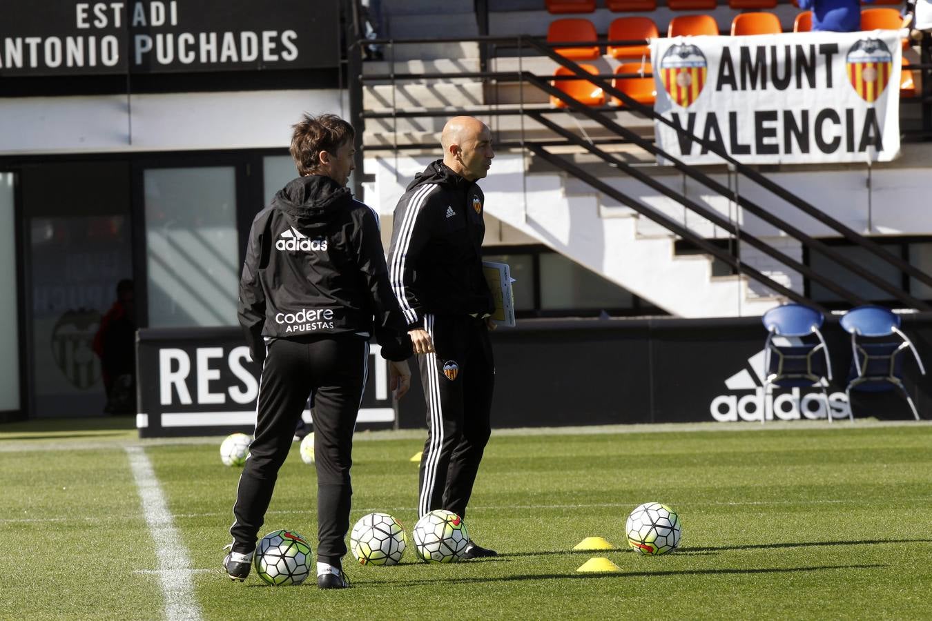 El entrenamiento del Valencia a puerta abierta, en imágenes