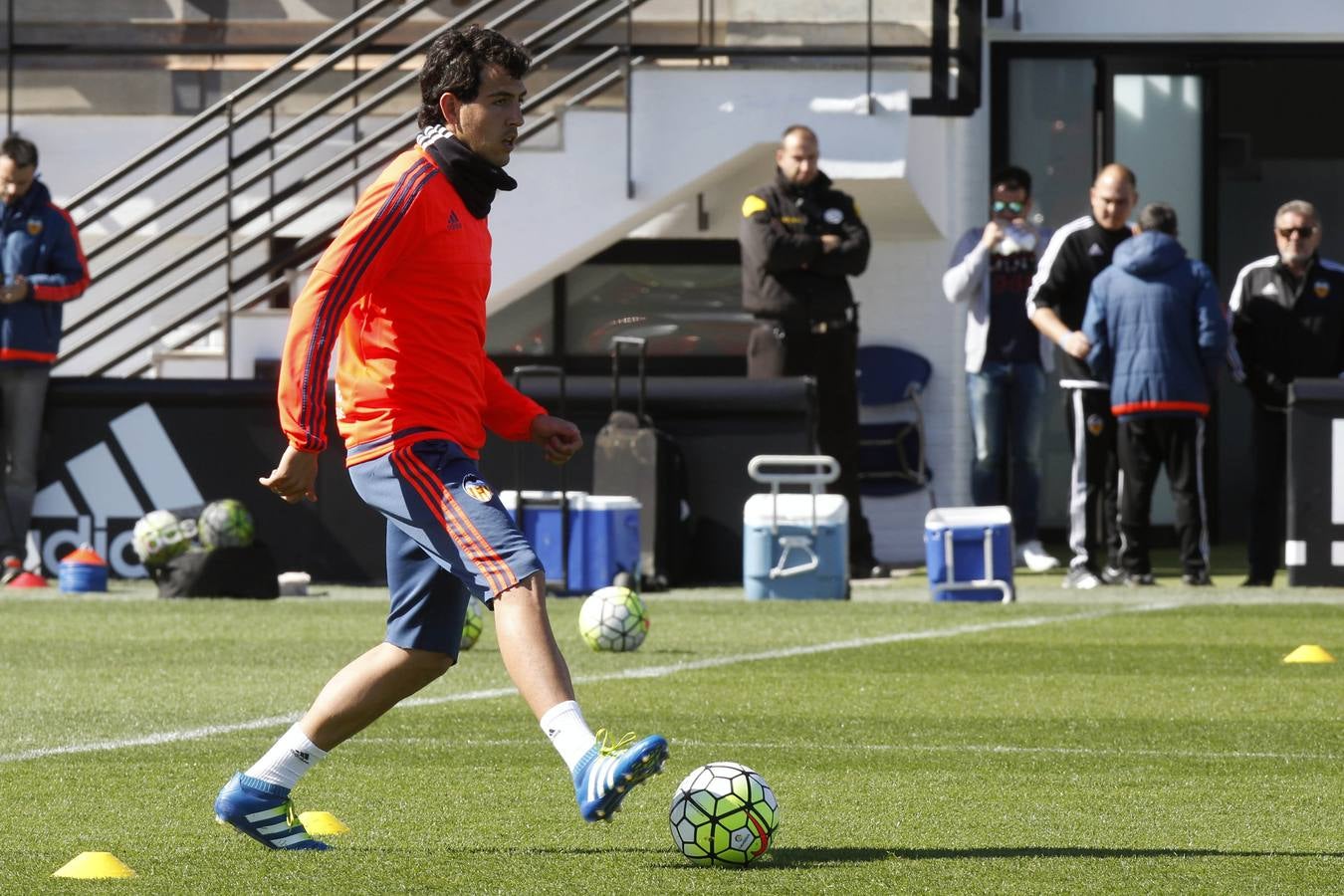 El entrenamiento del Valencia a puerta abierta, en imágenes