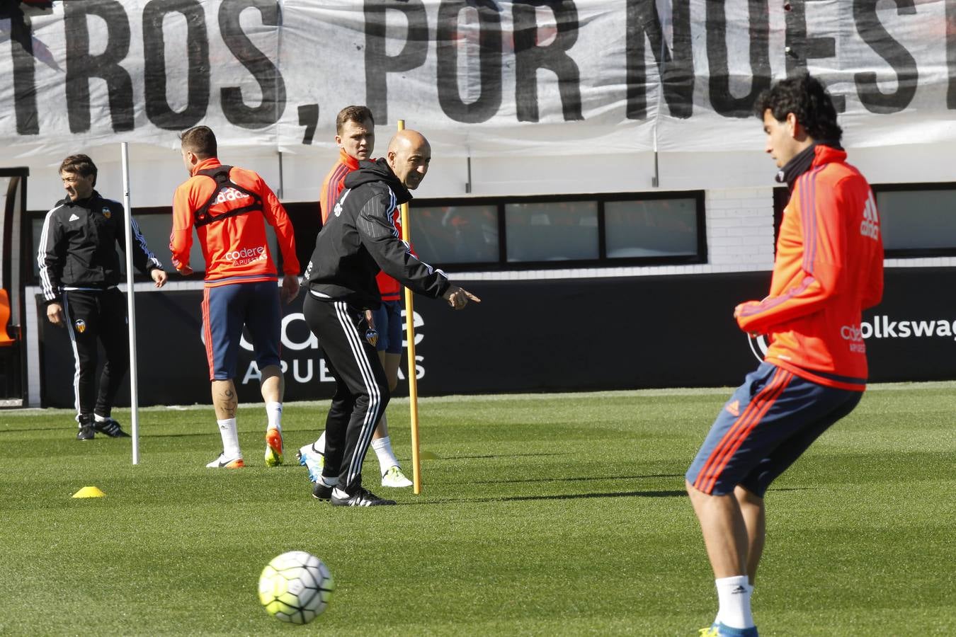 El entrenamiento del Valencia a puerta abierta, en imágenes