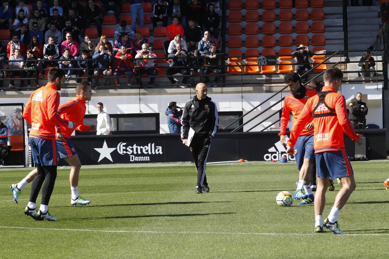 El entrenamiento del Valencia a puerta abierta, en imágenes