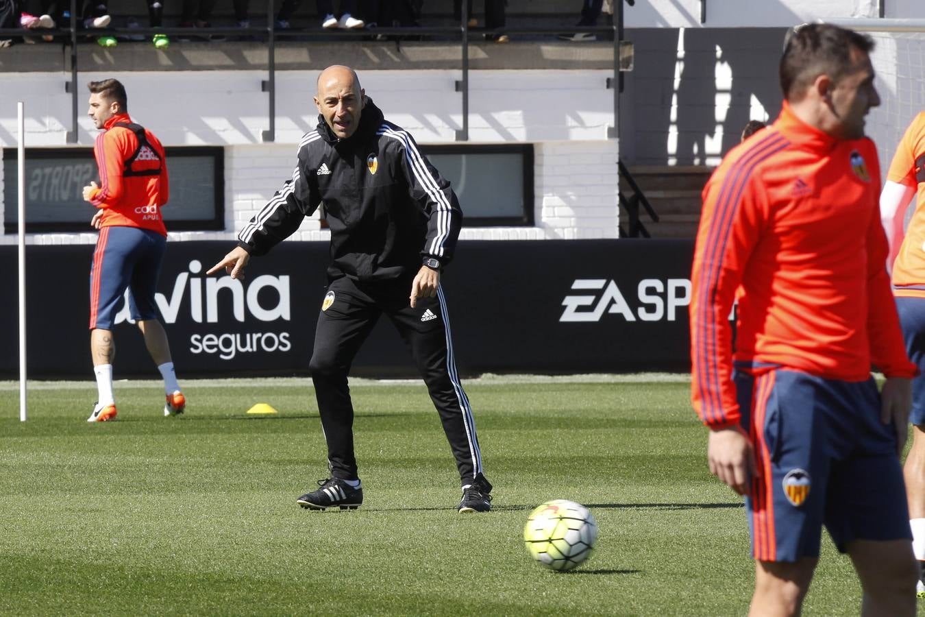 El entrenamiento del Valencia a puerta abierta, en imágenes