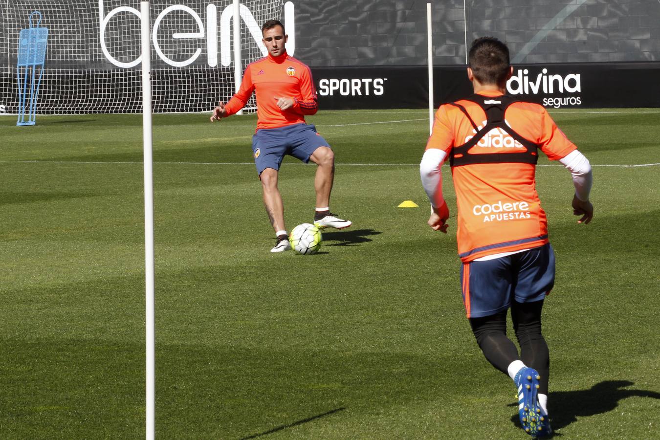 El entrenamiento del Valencia a puerta abierta, en imágenes