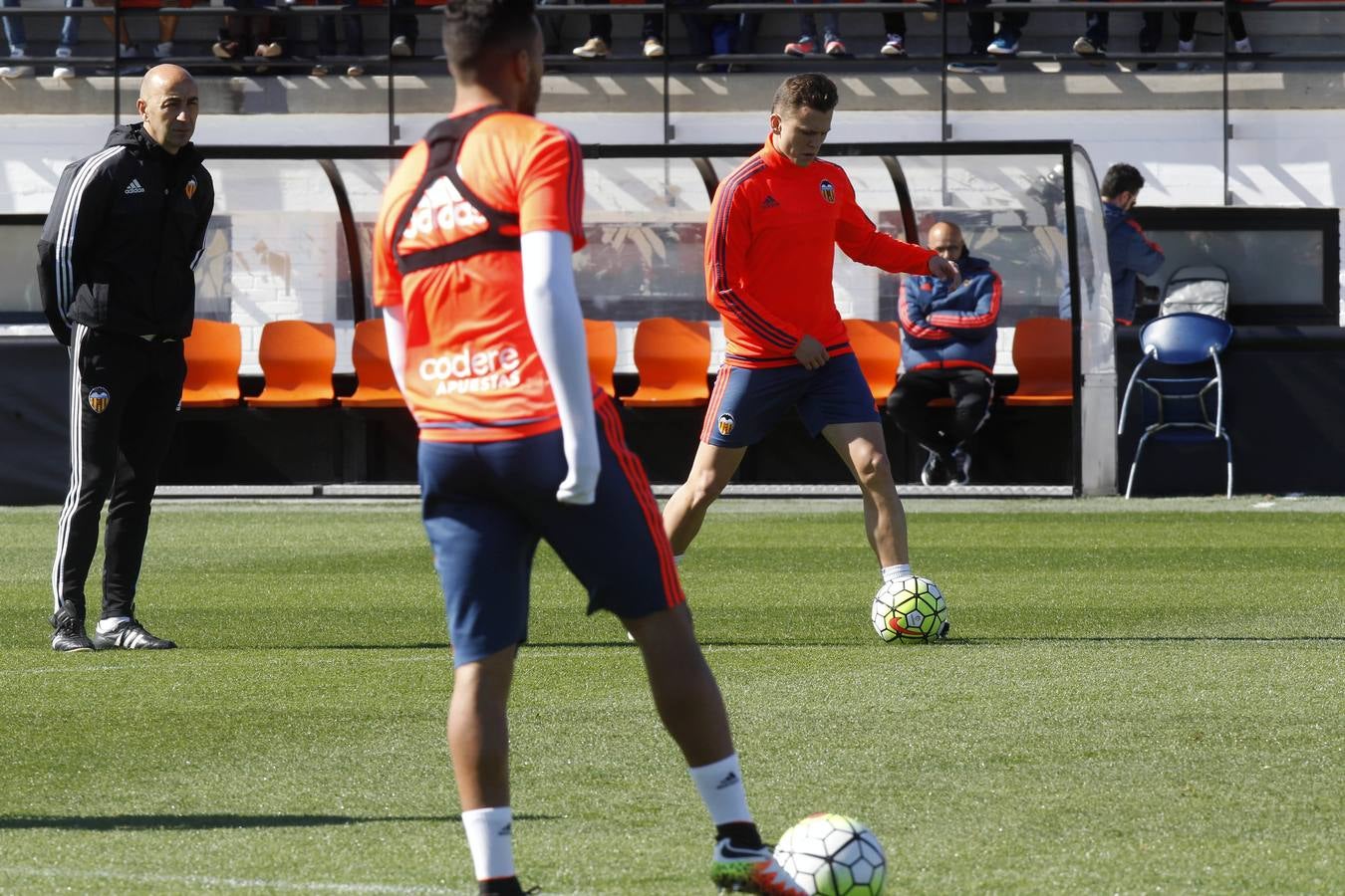 El entrenamiento del Valencia a puerta abierta, en imágenes