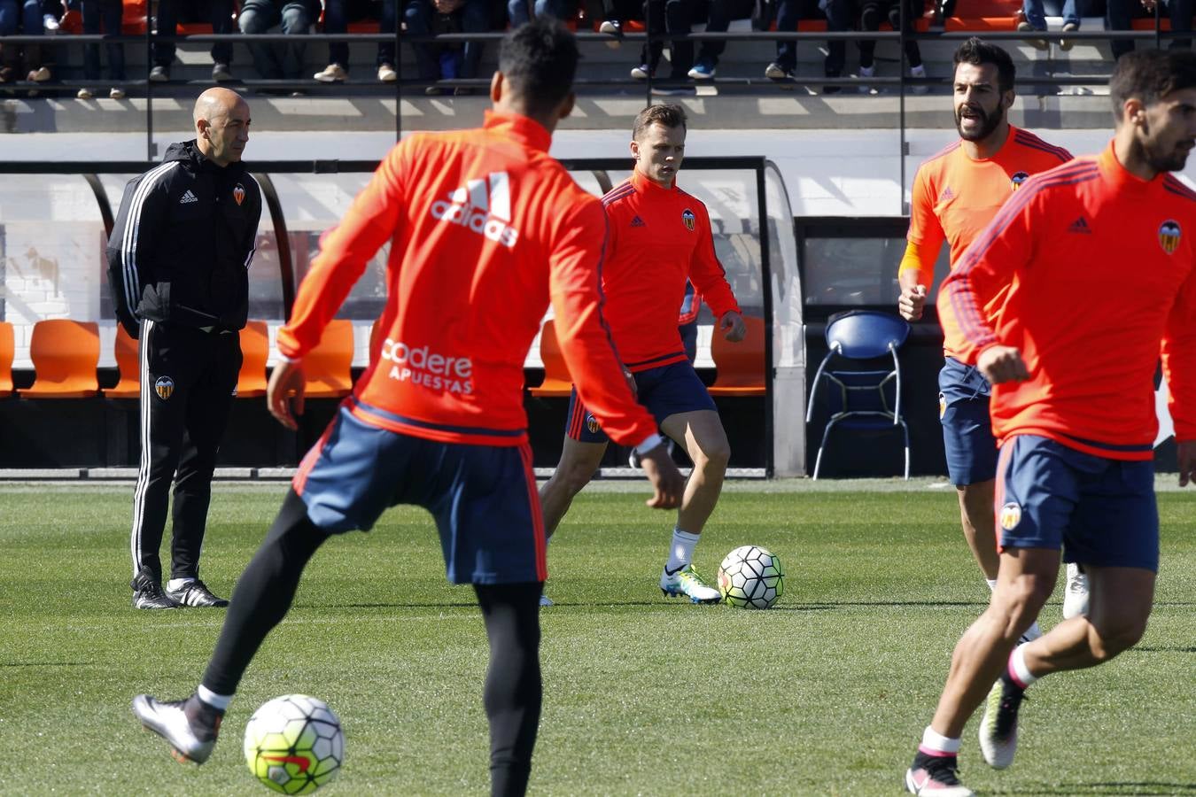 El entrenamiento del Valencia a puerta abierta, en imágenes