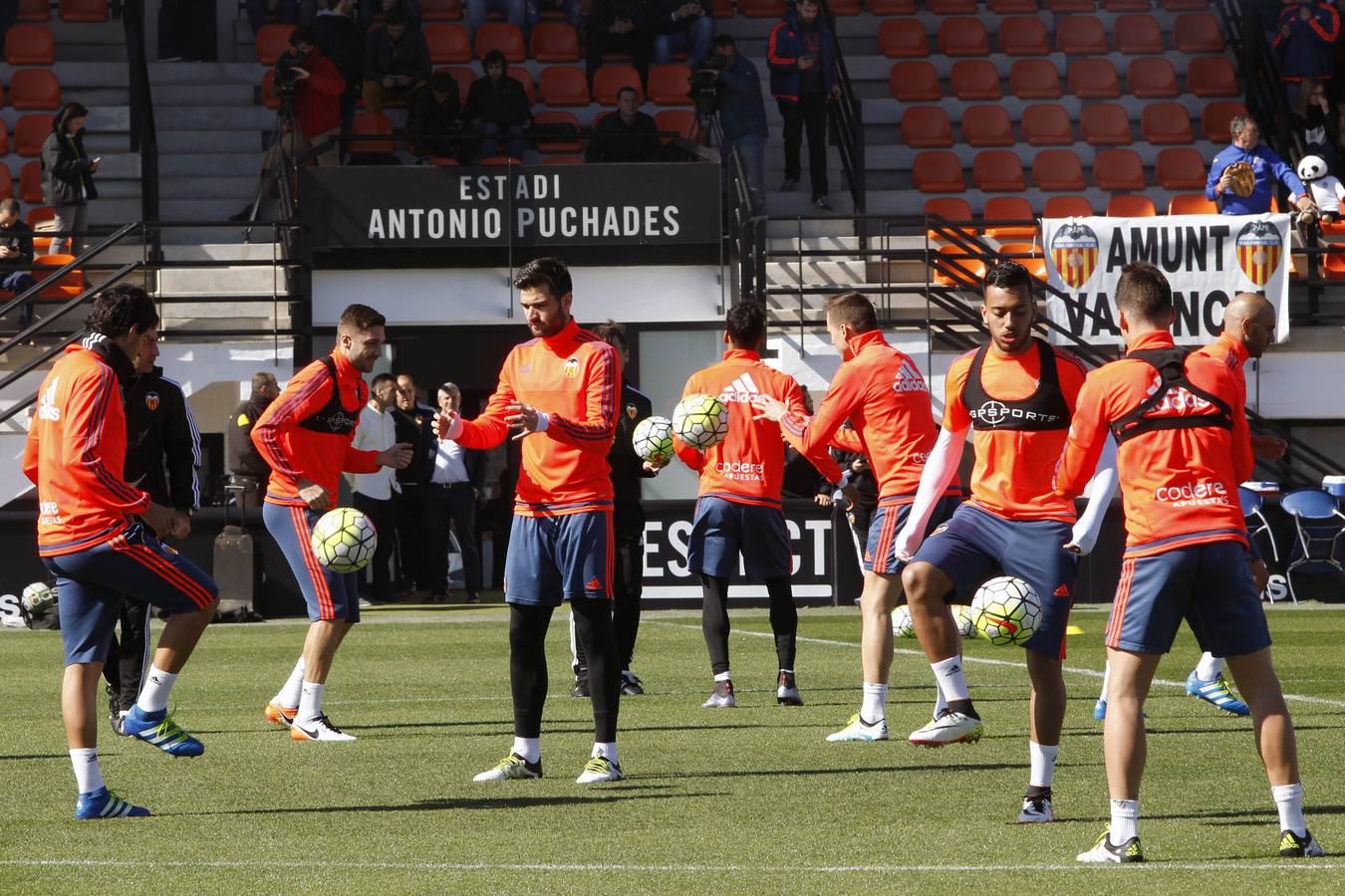 El entrenamiento del Valencia a puerta abierta, en imágenes