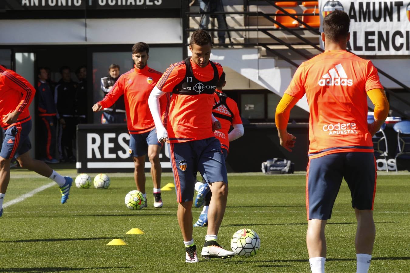 El entrenamiento del Valencia a puerta abierta, en imágenes