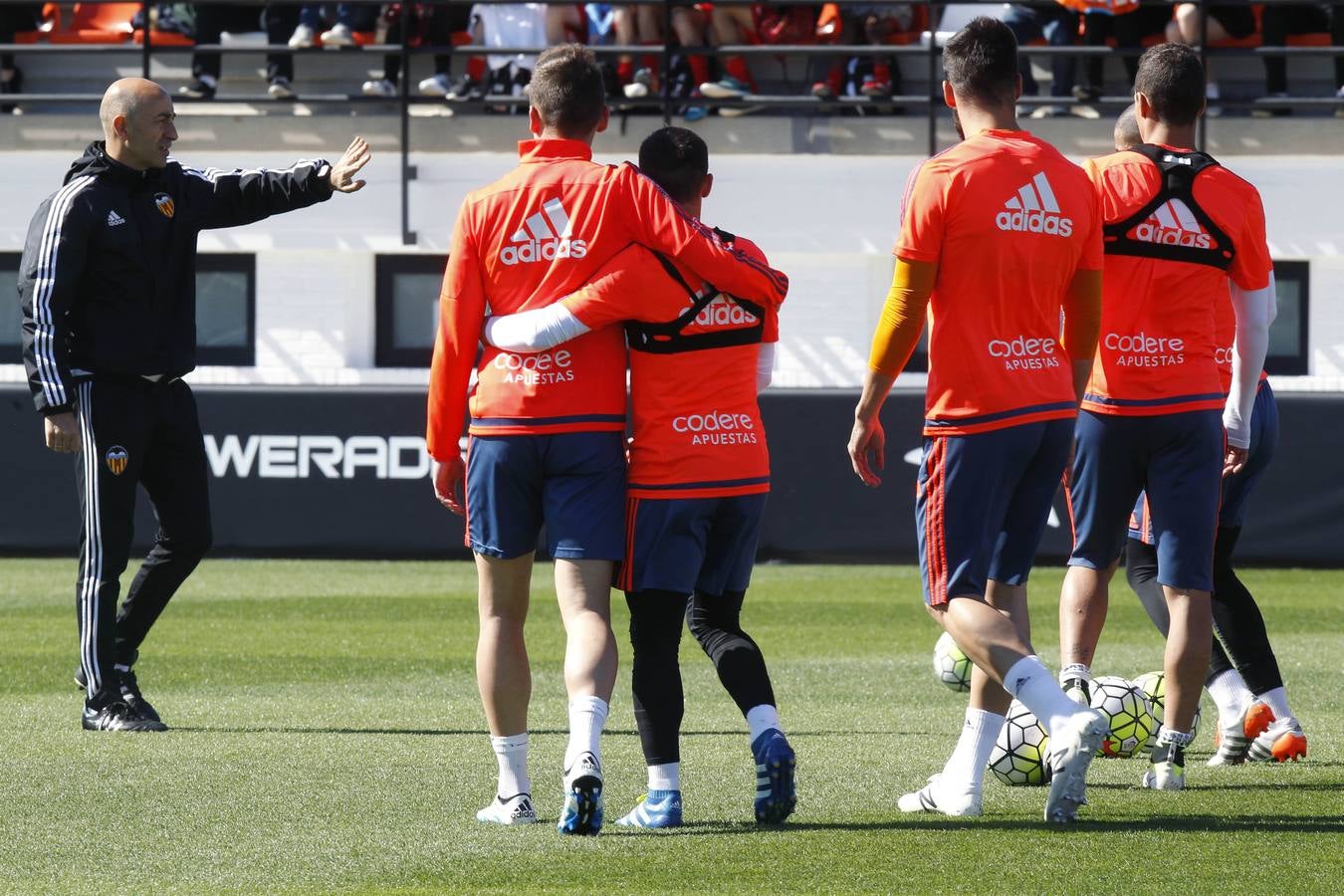 El entrenamiento del Valencia a puerta abierta, en imágenes