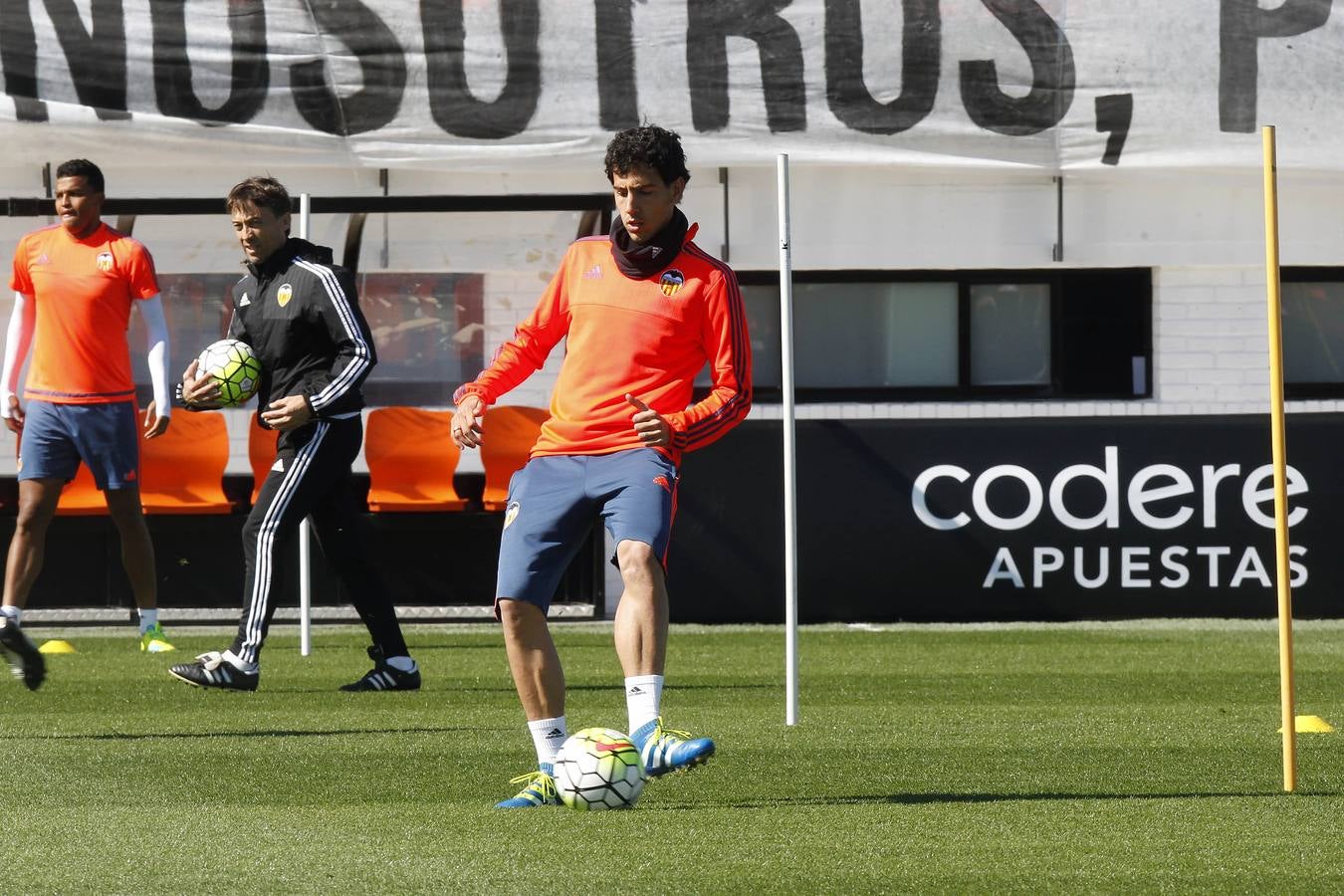 El entrenamiento del Valencia a puerta abierta, en imágenes