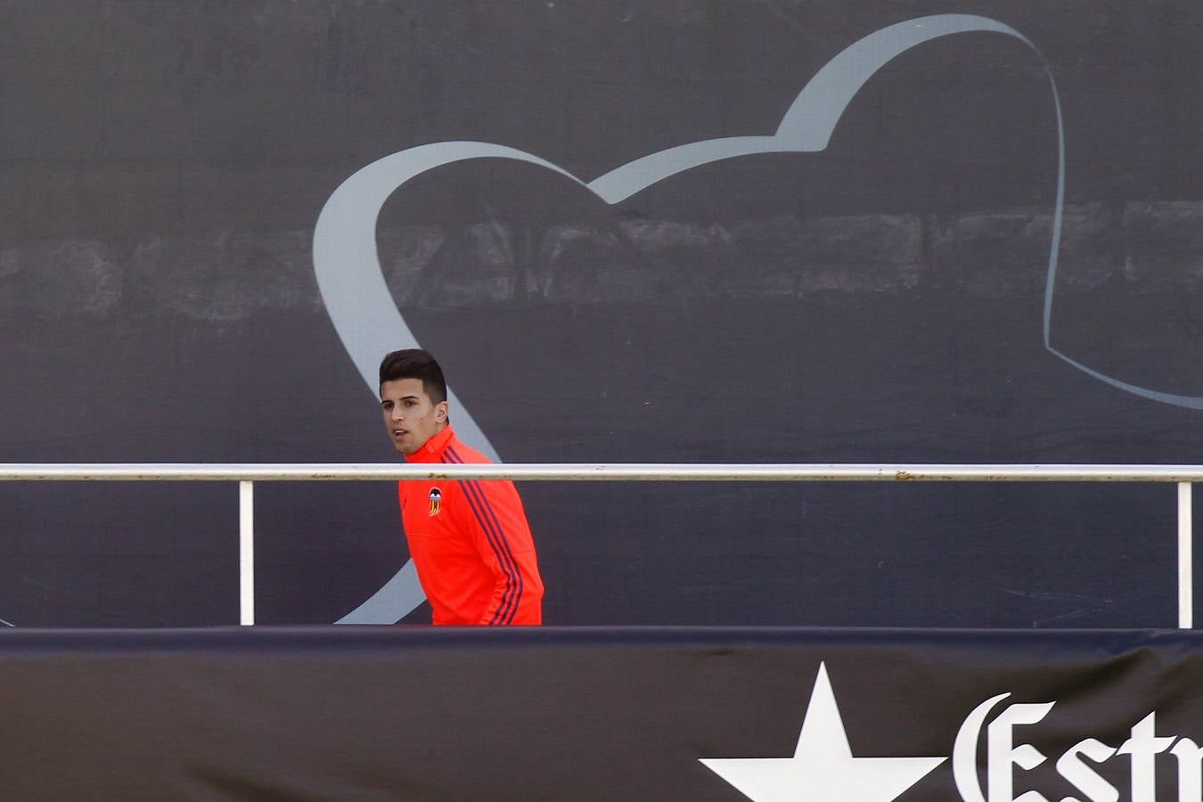 El entrenamiento del Valencia a puerta abierta, en imágenes